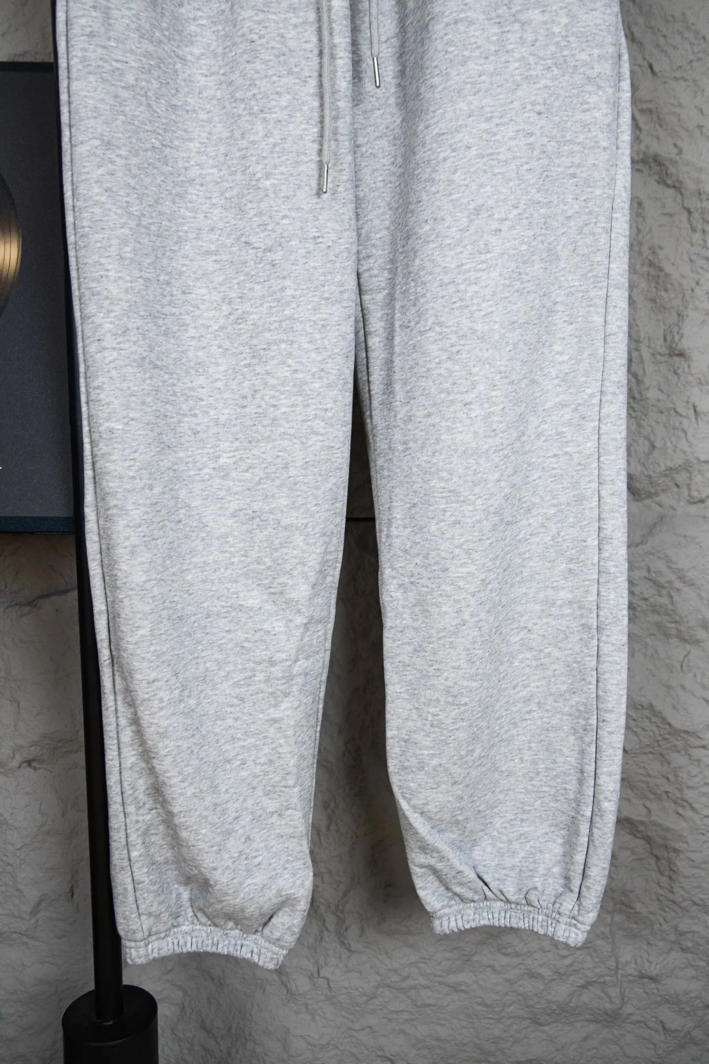 🅿️200 Style No.: M211 Ralph Lauren Ralph Lauren suit sweatpants. Pure cotton treated with anti-static technology. Does not stain dust and has no loose hair. The elastic waist is used with a drawstring. Very body-friendly. The cotton is comfortable and soft. The upper body is casual and free. Regular beveled double pockets on both sides. The white brand logo on the left trouser leg collides with the black of the trousers. Although it is small, it is quite recognizable. The brand adds a young and fashionable atmosphere to the original sense of luxury. It can be called a cold-proof weapon. A simple base layer is enough to resist the severe cold, making it more fluffy and warm. Color: Gray, Black, Navy SIZE: S-XL